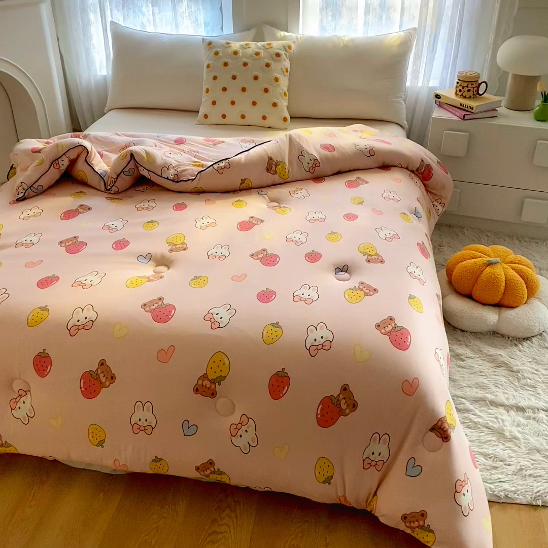 91家纺网 家纺一手货源 找家纺 小叮当家纺仓储工厂店 2025新款A类母婴级宝宝被子豆豆绒牛奶针织棉被子大豆被春秋被秋冬被婴童被夏凉被 牛奶针织被-草莓兔兔