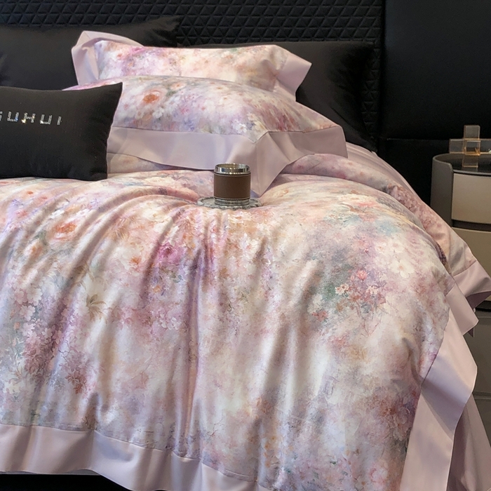 91家纺网 家纺一手货源 找家纺 太古汇家居 2025新款长绒棉纯棉活性丝光工艺数码印花四件套 雾野山茶-紫