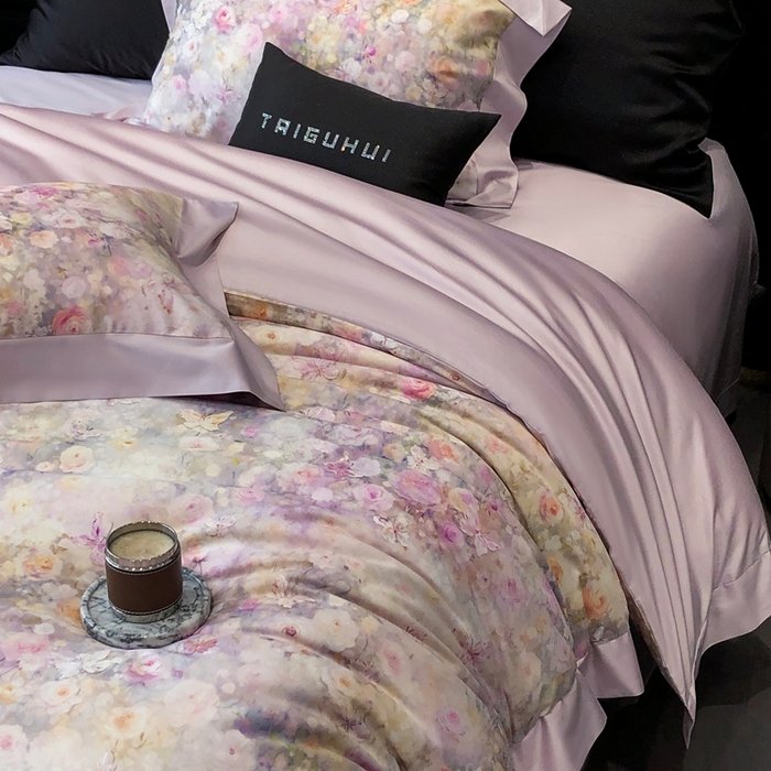 91家纺网 家纺一手货源 找家纺 太古汇家居 2025新款长绒棉纯棉活性丝光工艺数码印花四件套 花屿星辰-紫