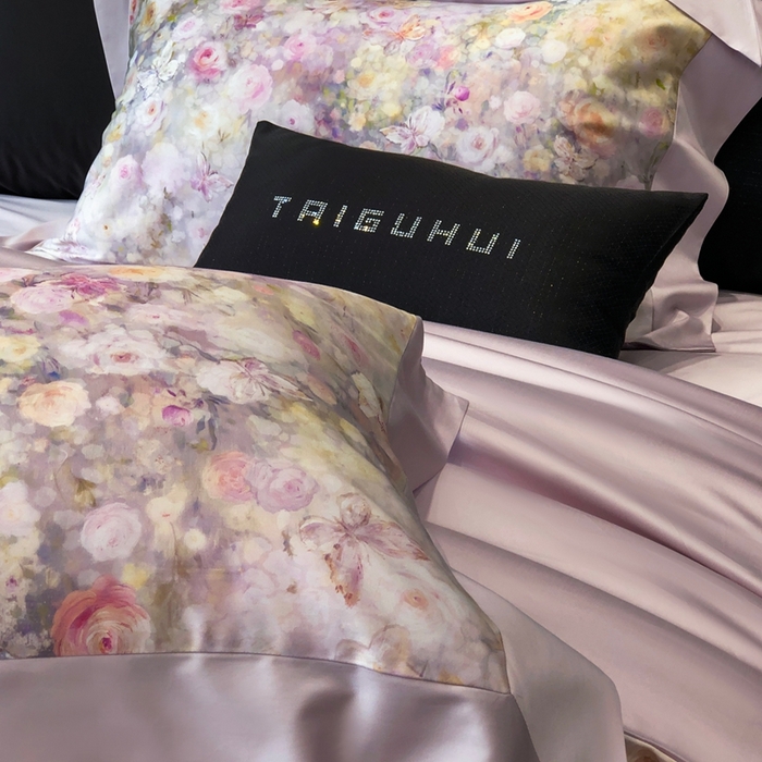 91家纺网 家纺一手货源 找家纺 太古汇家居 2025新款长绒棉纯棉活性丝光工艺数码印花四件套 花屿星辰-紫