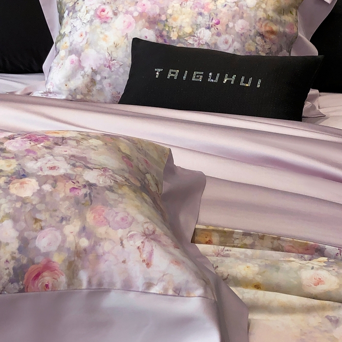 91家纺网 家纺一手货源 找家纺 太古汇家居 2025新款长绒棉纯棉活性丝光工艺数码印花四件套 花屿星辰-紫