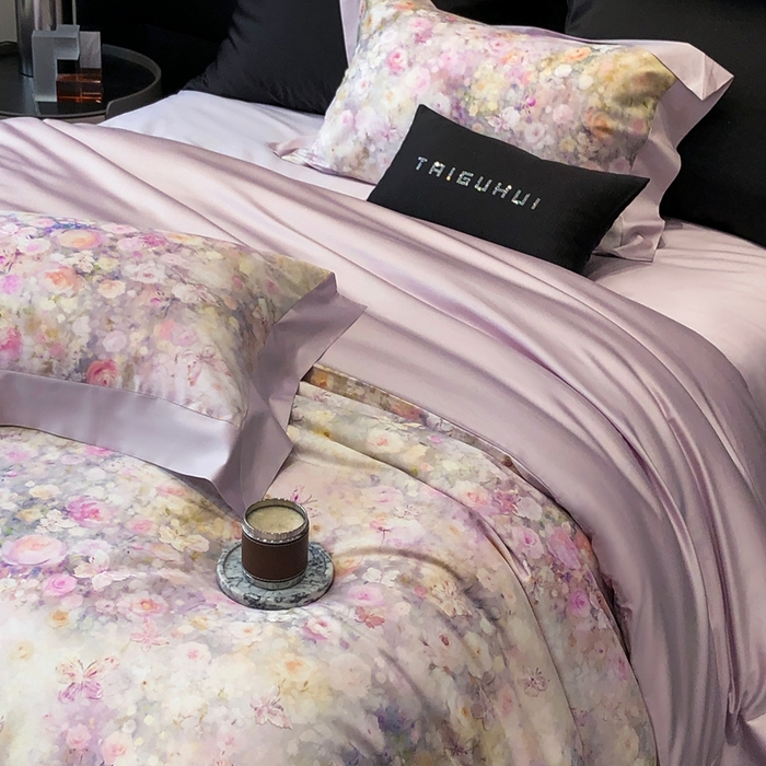 91家纺网 家纺一手货源 找家纺 太古汇家居 2025新款长绒棉纯棉活性丝光工艺数码印花四件套 花屿星辰-紫