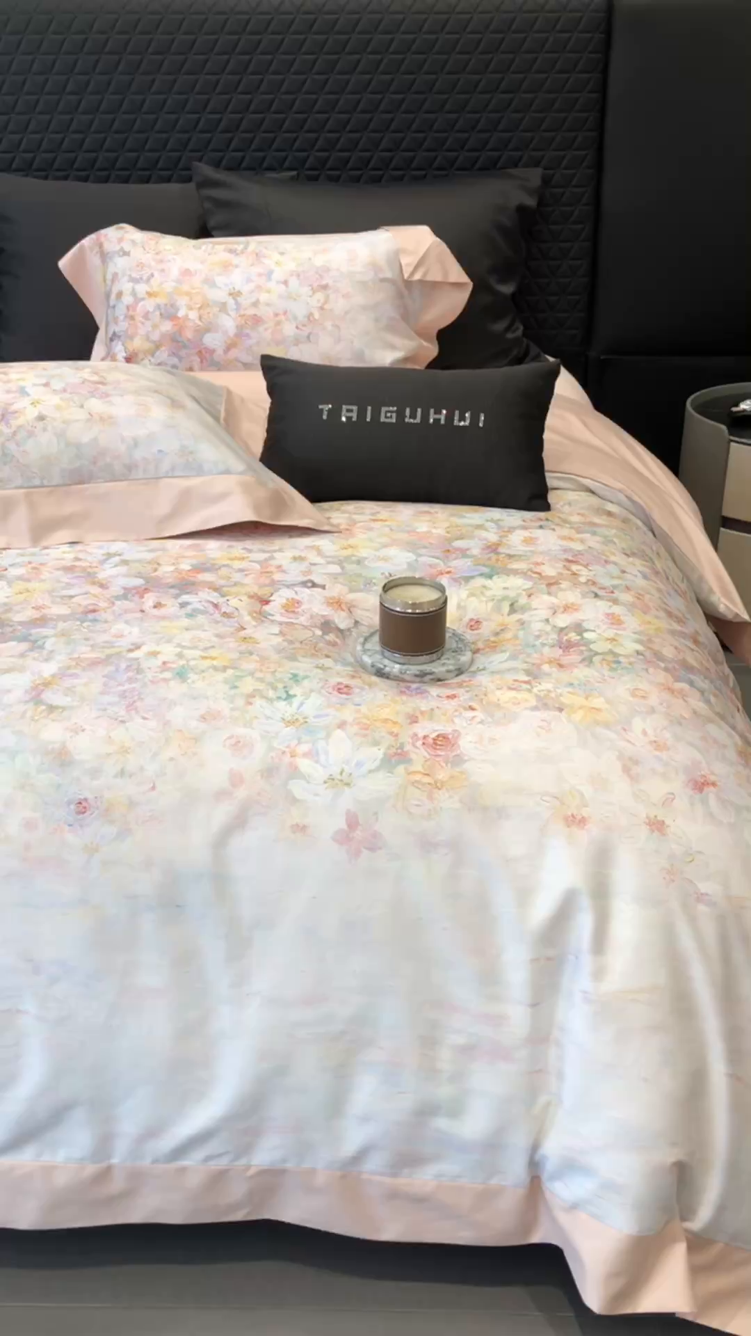 91家纺网 家纺一手货源 找家纺 太古汇家居 2025新款长绒棉纯棉活性丝光工艺数码印花四件套 花慕里-藕粉玉