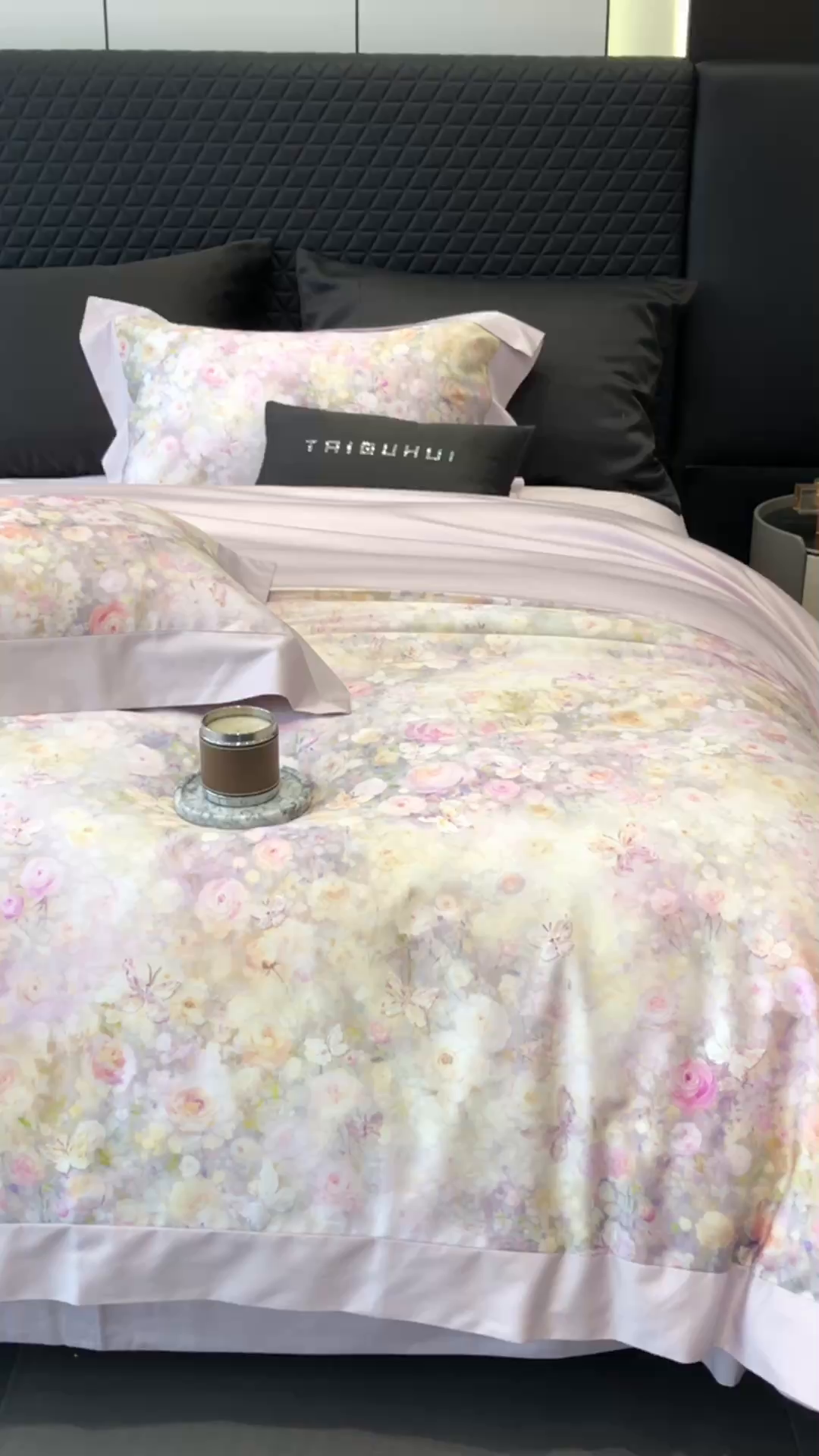 91家纺网 家纺一手货源 找家纺 太古汇家居 2025新款长绒棉纯棉活性丝光工艺数码印花四件套 花屿星辰-紫