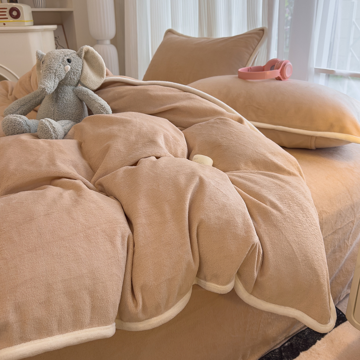 91家纺网 家纺一手货源 找家纺 N先生_2025新款牛奶绒纯色包边四件套 奶杏