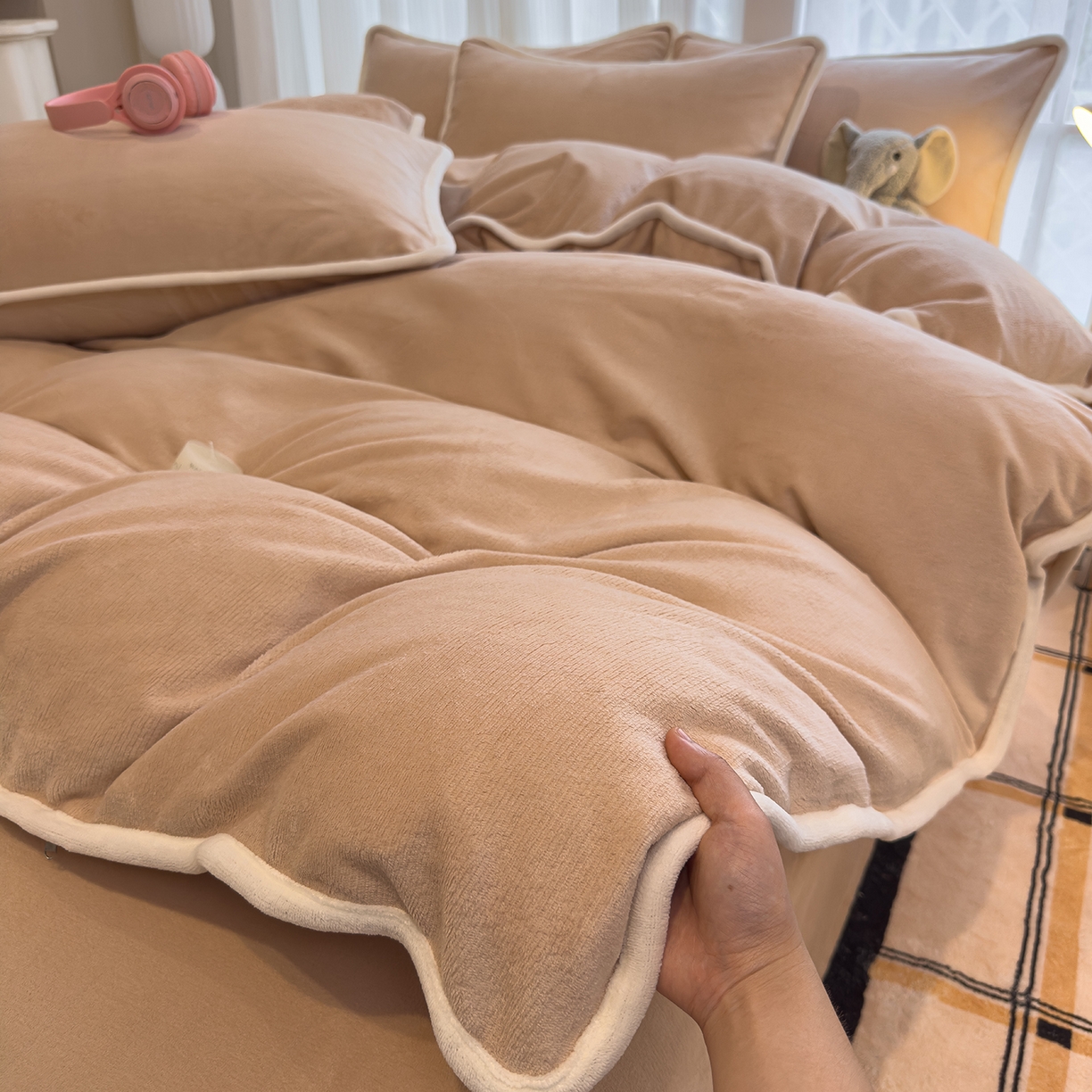 91家纺网 家纺一手货源 找家纺 N先生_2025新款牛奶绒纯色包边四件套 奶杏