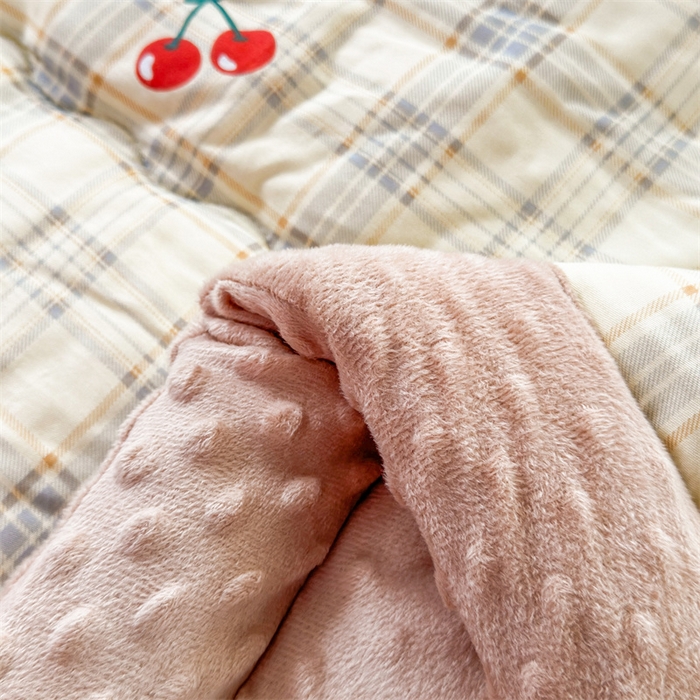 91家纺网 家纺一手货源 找家纺 默忆 2025新款全棉豆豆绒被子豆豆被冬被被芯 蛋糕小狗