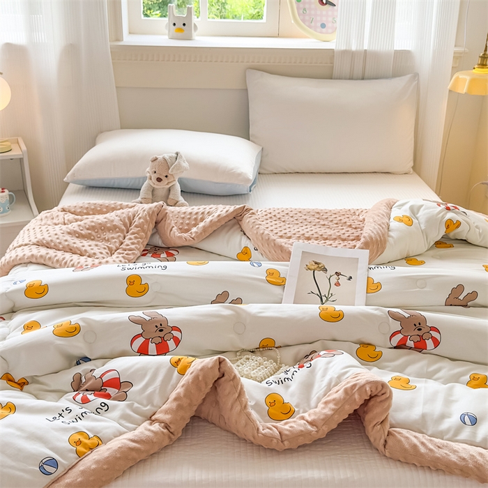 91家纺网 家纺一手货源 找家纺 默忆 2025新款全棉豆豆绒被子豆豆被冬被被芯 游泳小狗