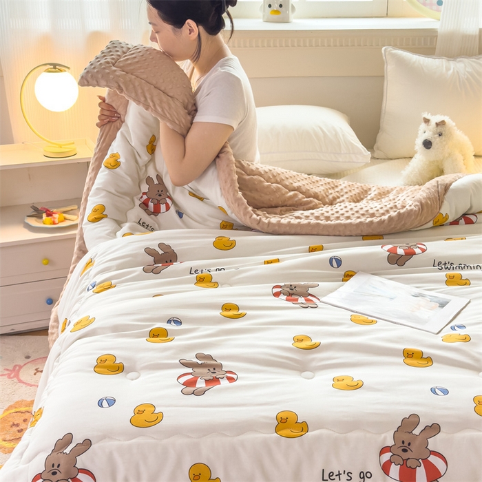 91家纺网 家纺一手货源 找家纺 默忆 2025新款全棉豆豆绒被子豆豆被冬被被芯 游泳小狗