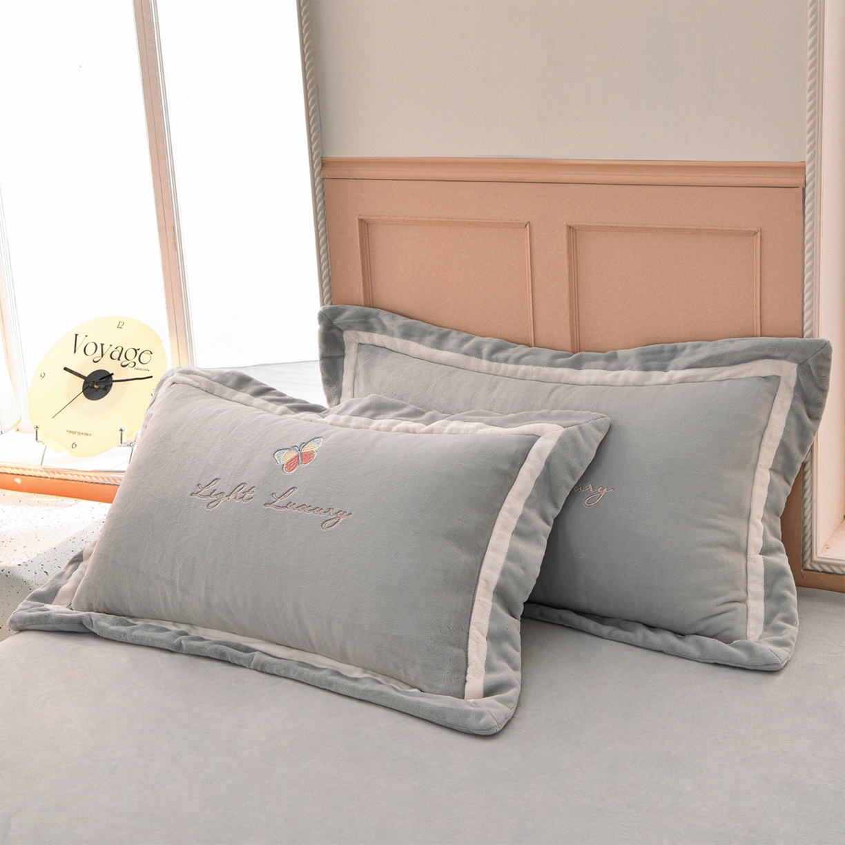 91家纺网 家纺一手货源 找家纺 柔享家（原芷澜家纺） 2025新款A类高克重全消光牛奶绒刺绣四件套系列-蝶恋花 蝶恋花-灰