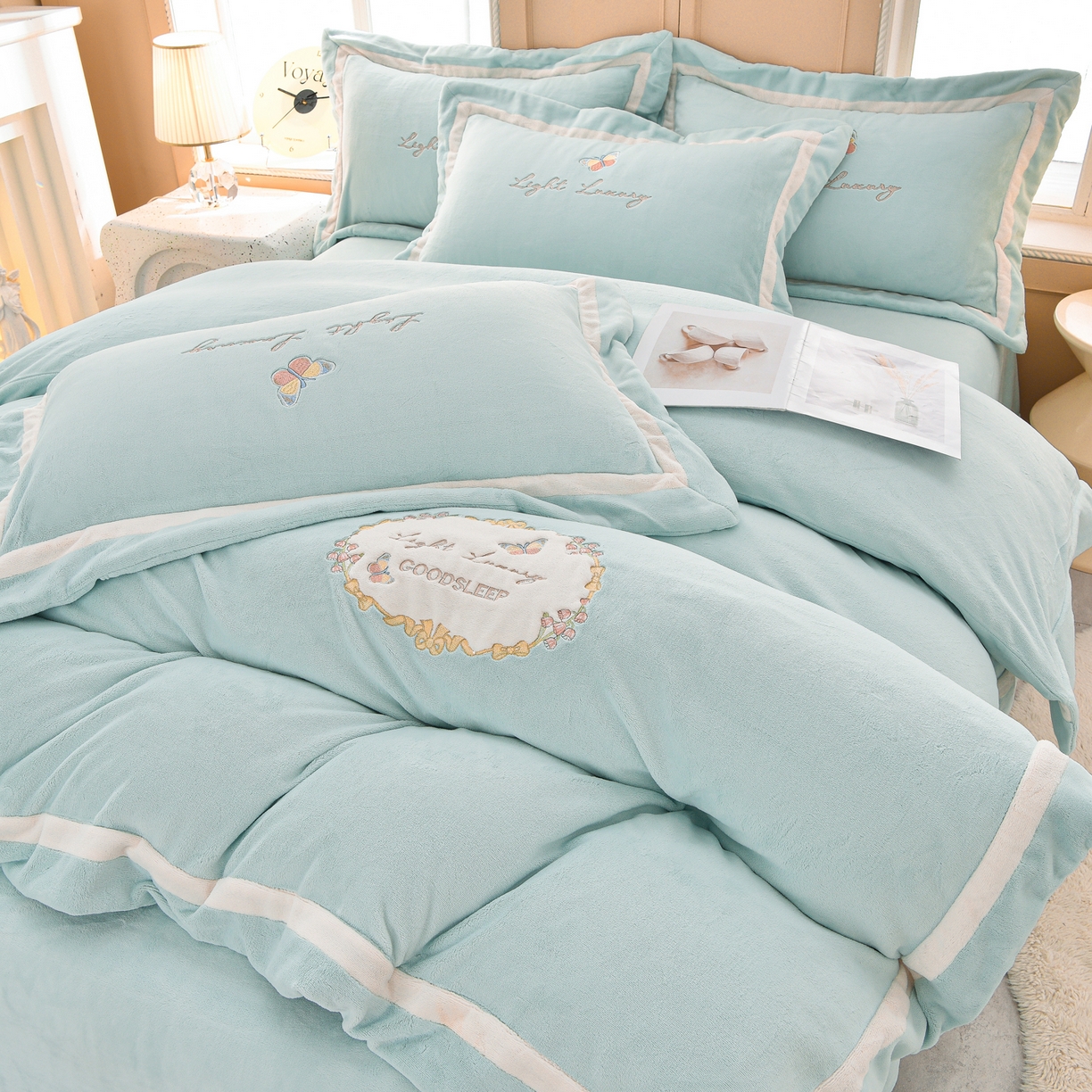 91家纺网 家纺一手货源 找家纺 柔享家（原芷澜家纺） 2025新款A类高克重全消光牛奶绒刺绣四件套系列-蝶恋花 蝶恋花-湖蓝