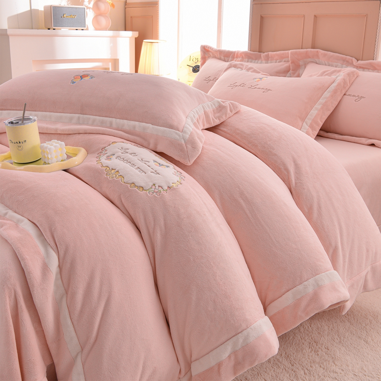 91家纺网 家纺一手货源 找家纺 （总）柔享家（原芷澜家纺） 2025新款A类高克重全消光牛奶绒刺绣四件套系列-蝶恋花