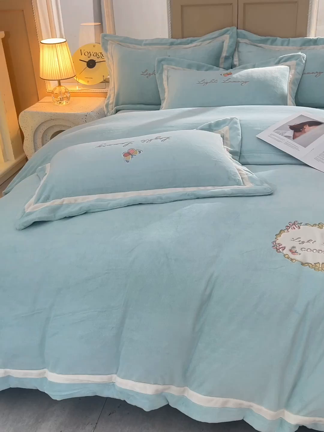 91家纺网 家纺一手货源 找家纺 柔享家（原芷澜家纺） 2025新款A类高克重全消光牛奶绒刺绣四件套系列-蝶恋花 蝶恋花-湖蓝