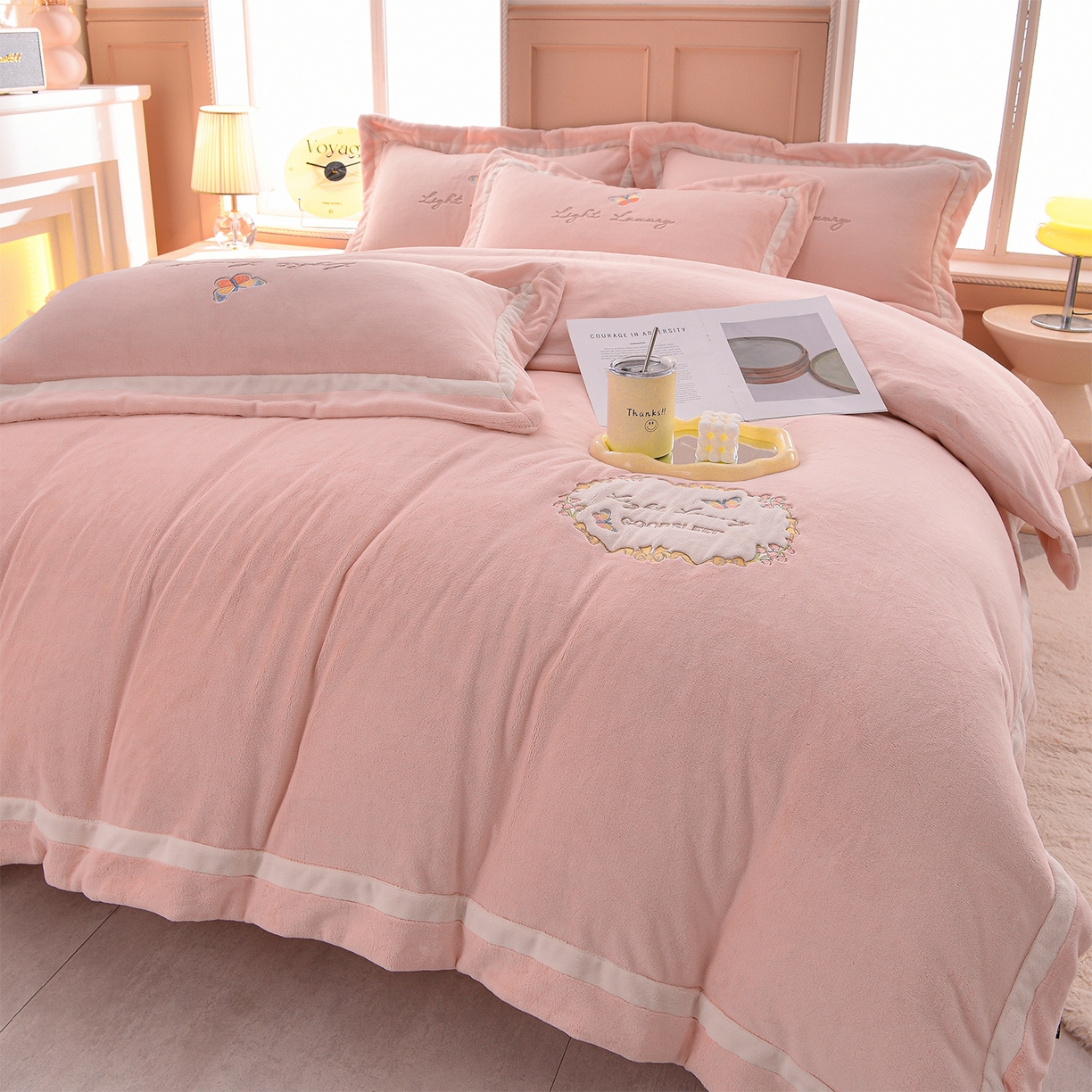 91家纺网 家纺一手货源 找家纺 柔享家（原芷澜家纺） 2025新款A类高克重全消光牛奶绒刺绣四件套系列-蝶恋花 蝶恋花-粉