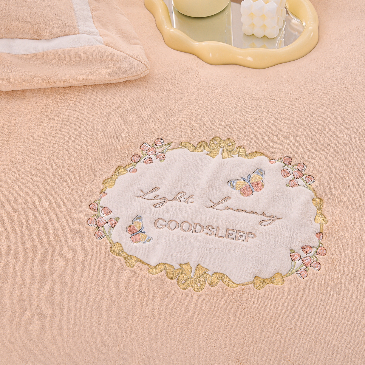 91家纺网 家纺一手货源 找家纺 柔享家（原芷澜家纺） 2025新款A类高克重全消光牛奶绒刺绣四件套系列-蝶恋花 蝶恋花-卡其