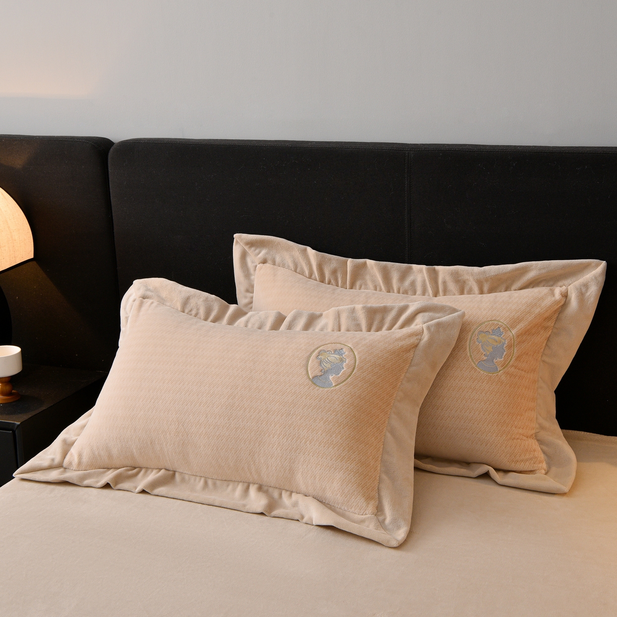 91家纺网 家纺一手货源 找家纺 柔享家（原芷澜家纺） 2025新款A类高克重全消光水貂绒刺绣四件套系列-居里夫人 居里夫人-卡其色