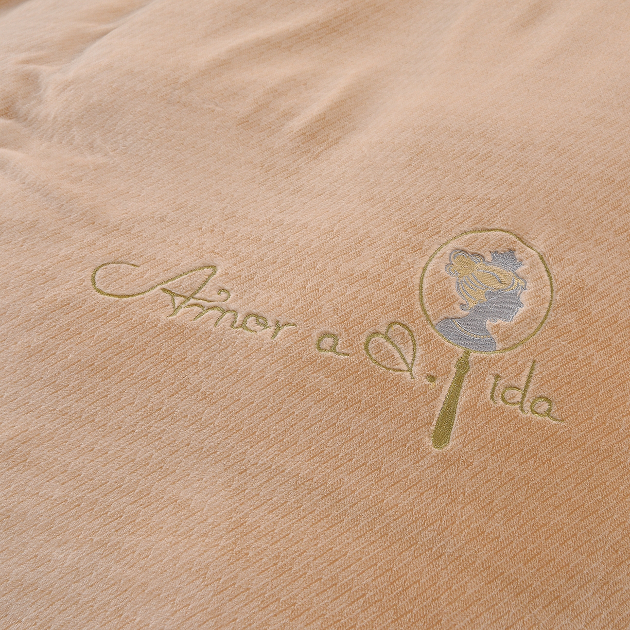 91家纺网 家纺一手货源 找家纺 柔享家（原芷澜家纺） 2025新款A类高克重全消光水貂绒刺绣四件套系列-居里夫人 居里夫人-卡其色