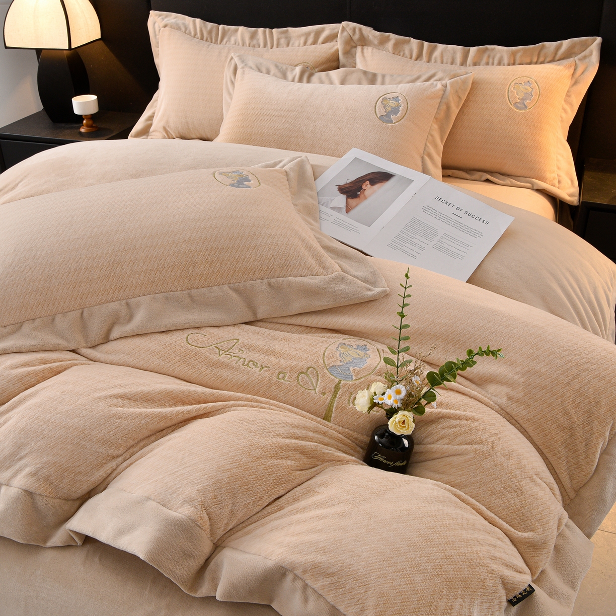 91家纺网 家纺一手货源 找家纺 柔享家（原芷澜家纺） 2025新款A类高克重全消光水貂绒刺绣四件套系列-居里夫人 居里夫人-卡其色