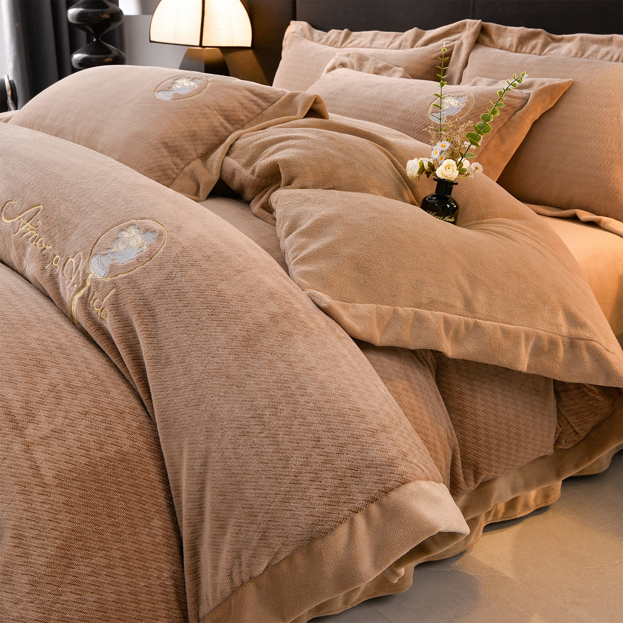 91家纺网 家纺一手货源 找家纺 柔享家（原芷澜家纺） 2025新款A类高克重全消光水貂绒刺绣四件套系列-居里夫人 居里夫人-雾棕色