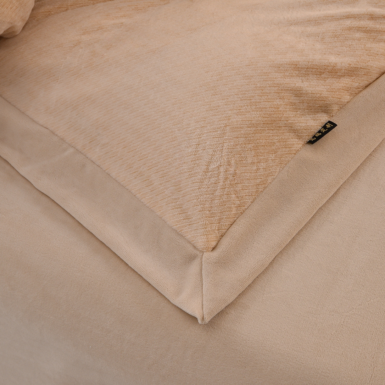 91家纺网 家纺一手货源 找家纺 柔享家（原芷澜家纺） 2025新款A类高克重全消光水貂绒刺绣四件套系列-居里夫人 居里夫人-卡其色