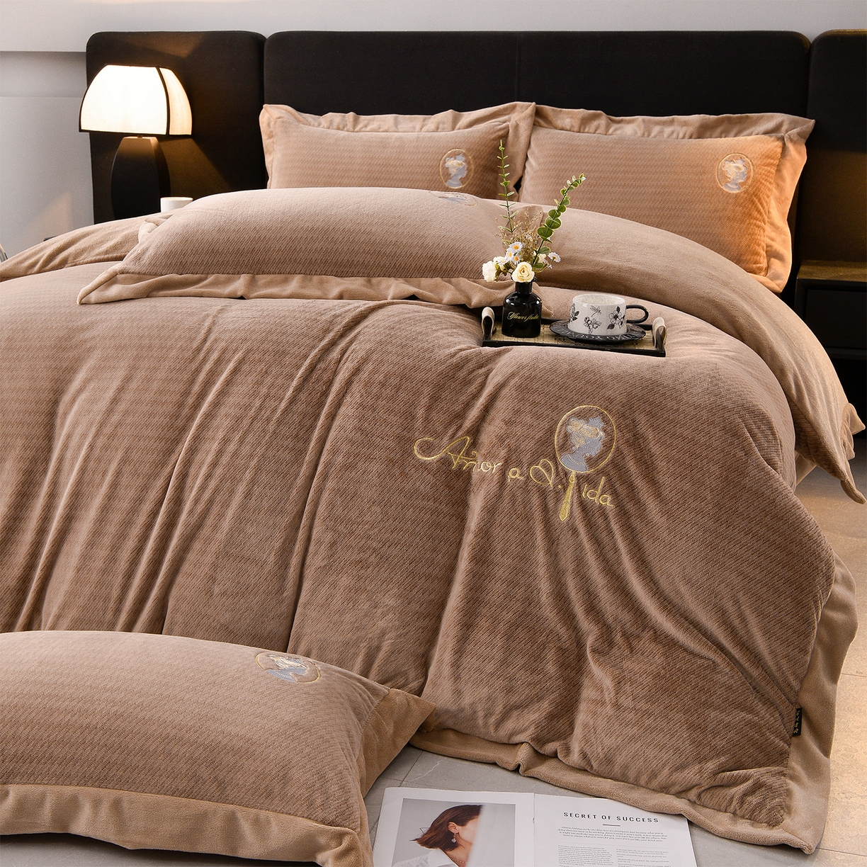 91家纺网 家纺一手货源 找家纺 柔享家（原芷澜家纺） 2025新款A类高克重全消光水貂绒刺绣四件套系列-居里夫人 居里夫人-雾棕色