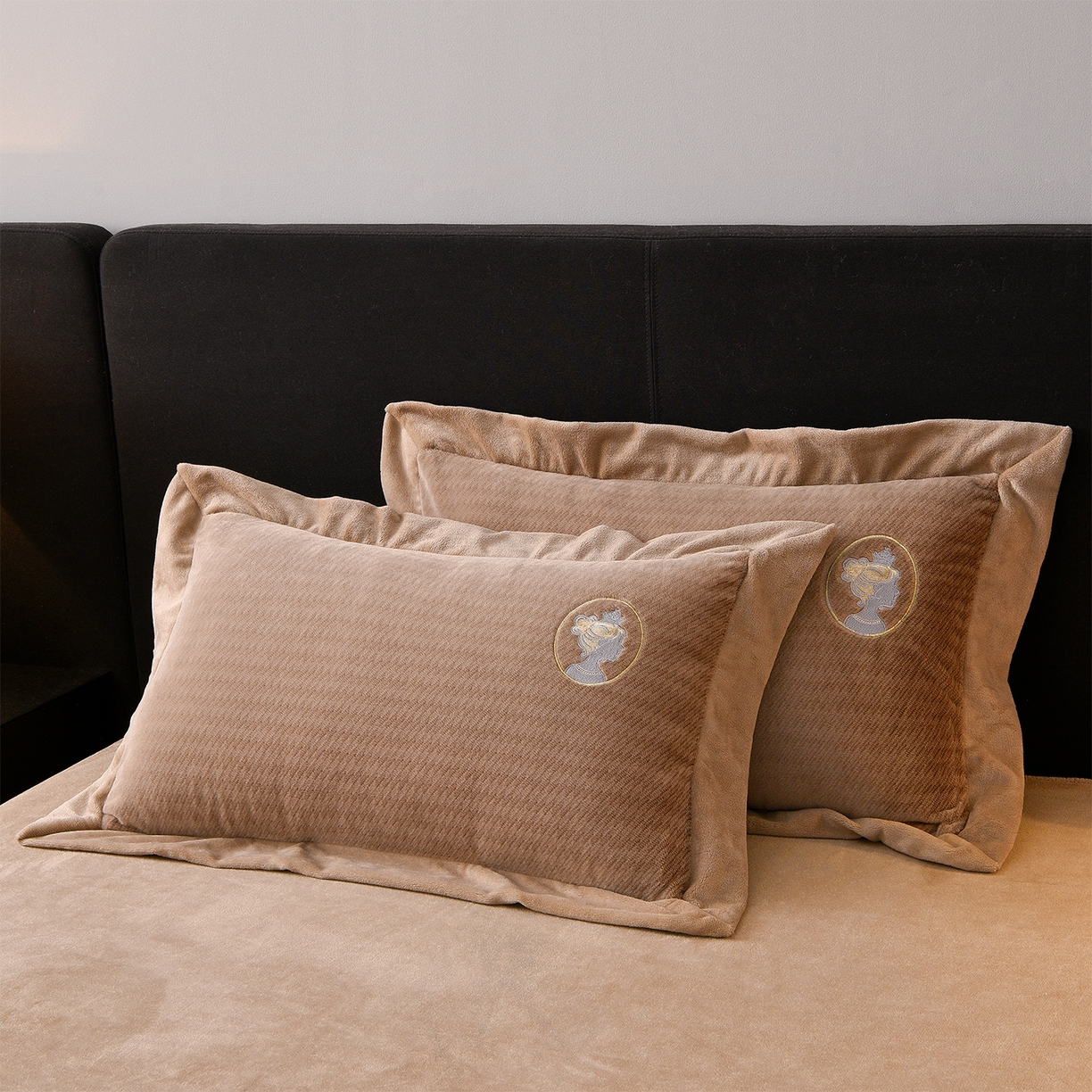 91家纺网 家纺一手货源 找家纺 柔享家（原芷澜家纺） 2025新款A类高克重全消光水貂绒刺绣四件套系列-居里夫人 居里夫人-雾棕色