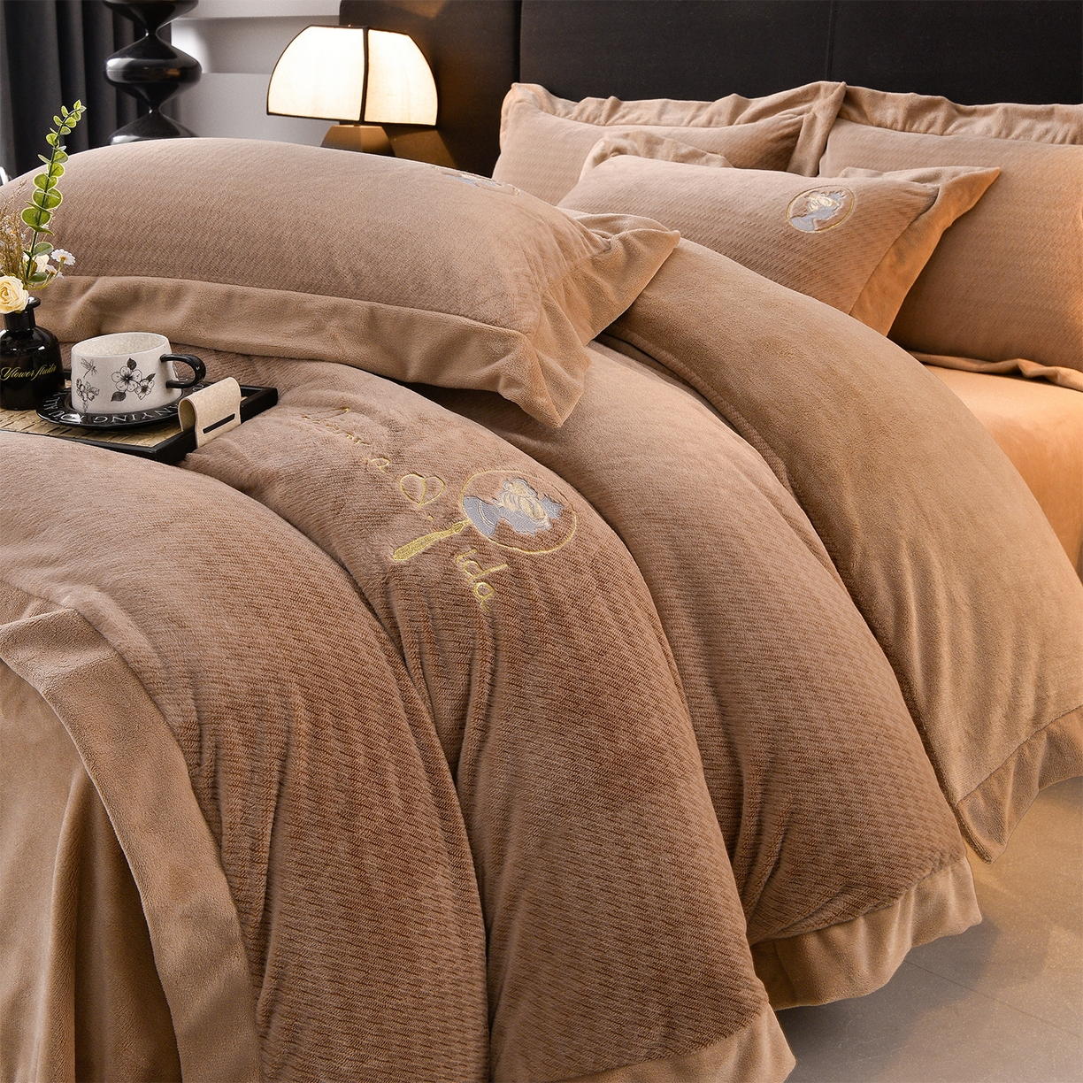 91家纺网 家纺一手货源 找家纺 柔享家（原芷澜家纺） 2025新款A类高克重全消光水貂绒刺绣四件套系列-居里夫人 居里夫人-雾棕色