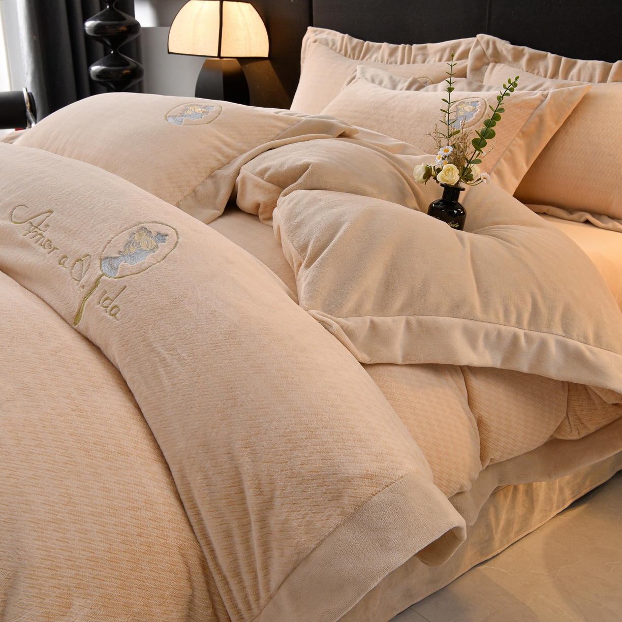 91家纺网 家纺一手货源 找家纺 （总）柔享家（原芷澜家纺） 2025新款A类高克重全消光水貂绒刺绣四件套系列-居里夫人