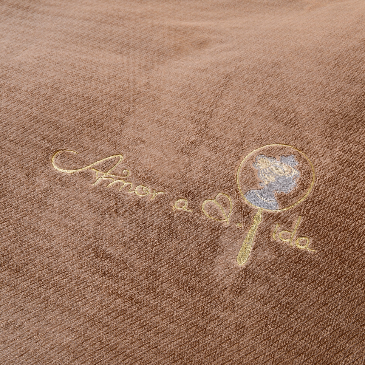 91家纺网 家纺一手货源 找家纺 柔享家（原芷澜家纺） 2025新款A类高克重全消光水貂绒刺绣四件套系列-居里夫人 居里夫人-雾棕色