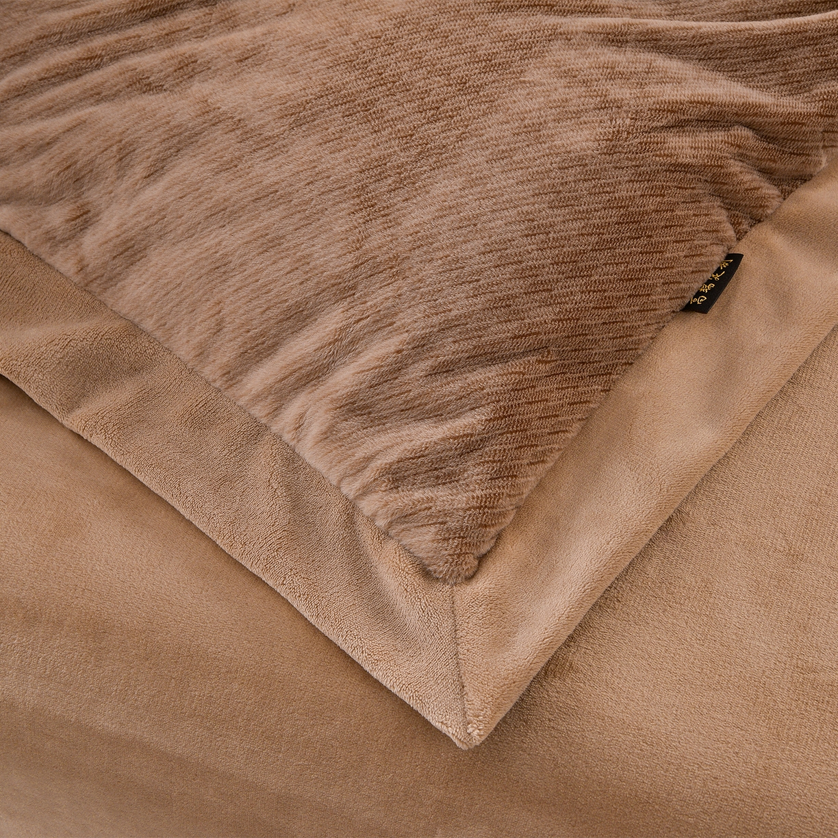 91家纺网 家纺一手货源 找家纺 柔享家（原芷澜家纺） 2025新款A类高克重全消光水貂绒刺绣四件套系列-居里夫人 居里夫人-雾棕色