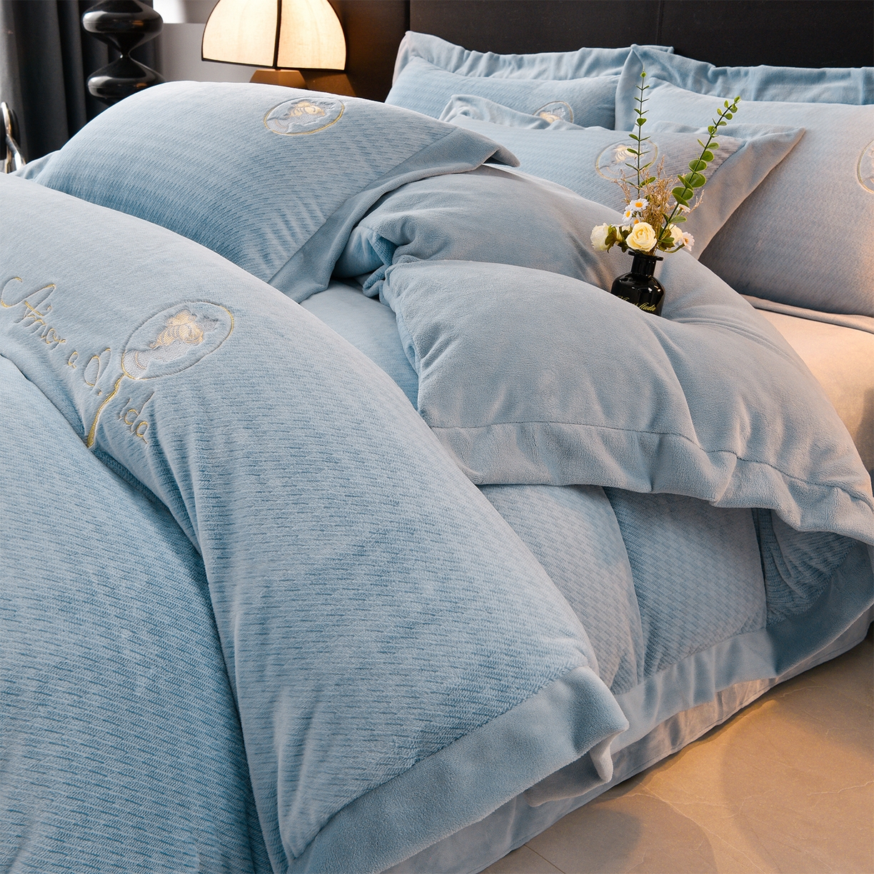 91家纺网 家纺一手货源 找家纺 （总）柔享家（原芷澜家纺） 2025新款A类高克重全消光水貂绒刺绣四件套系列-居里夫人