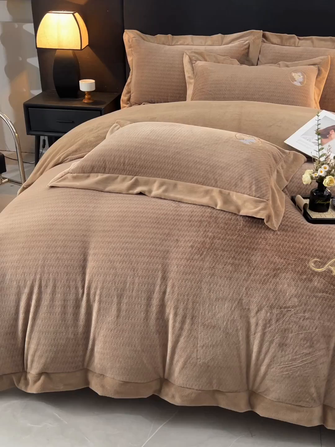 91家纺网 家纺一手货源 找家纺 柔享家（原芷澜家纺） 2025新款A类高克重全消光水貂绒刺绣四件套系列-居里夫人 居里夫人-雾棕色