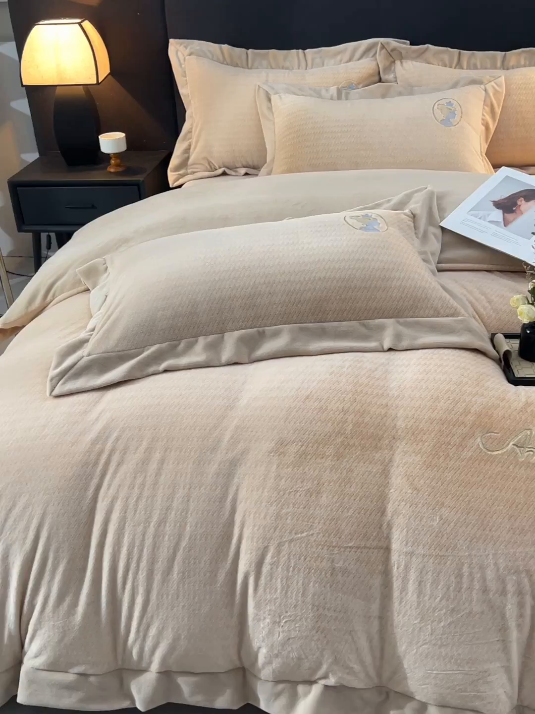 91家纺网 家纺一手货源 找家纺 柔享家（原芷澜家纺） 2025新款A类高克重全消光水貂绒刺绣四件套系列-居里夫人 居里夫人-卡其色