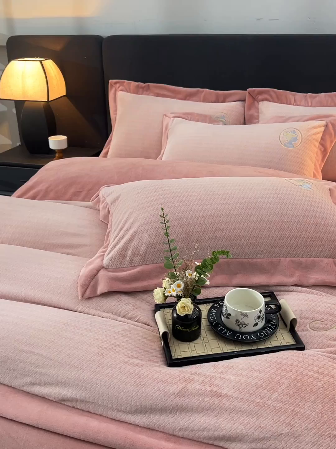 91家纺网 家纺一手货源 找家纺 （总）柔享家（原芷澜家纺） 2025新款A类高克重全消光水貂绒刺绣四件套系列-居里夫人