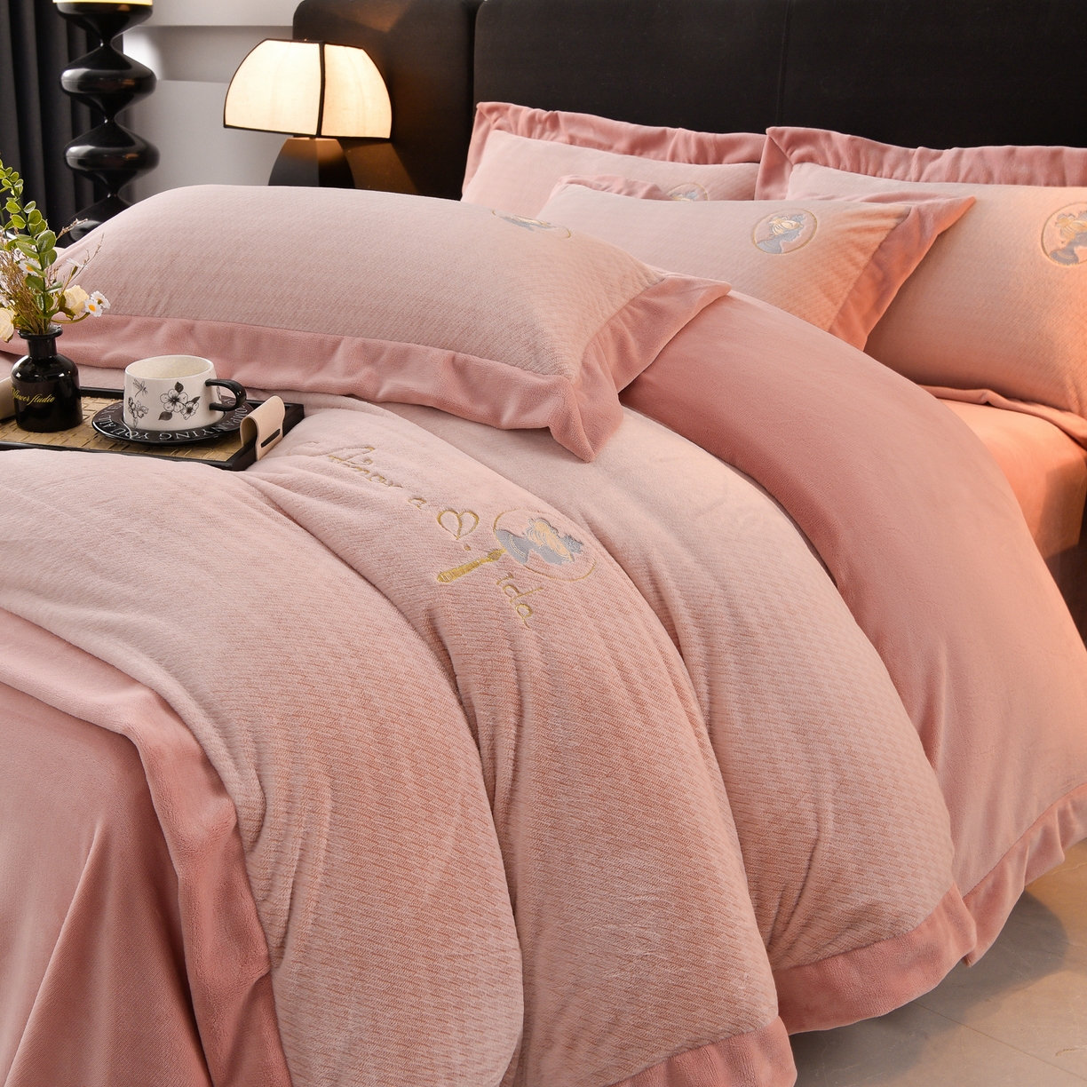 91家纺网 家纺一手货源 找家纺 柔享家（原芷澜家纺） 2025新款A类高克重全消光水貂绒刺绣四件套系列-居里夫人 居里夫人-豆沙粉