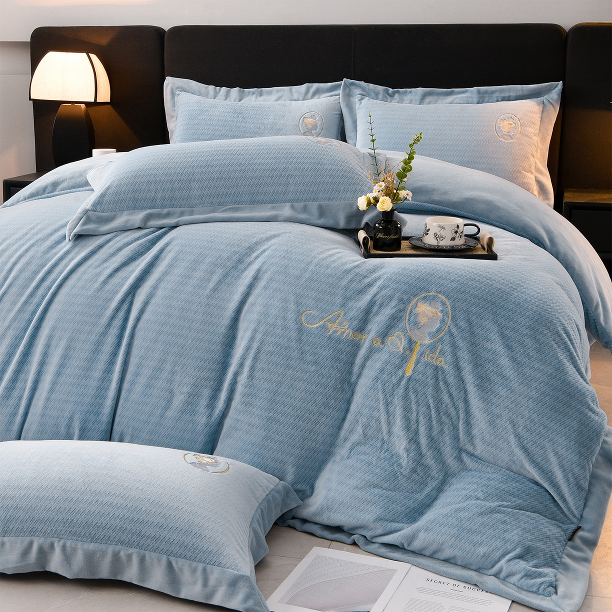 91家纺网 家纺一手货源 找家纺 柔享家（原芷澜家纺） 2025新款A类高克重全消光水貂绒刺绣四件套系列-居里夫人 居里夫人-天空蓝