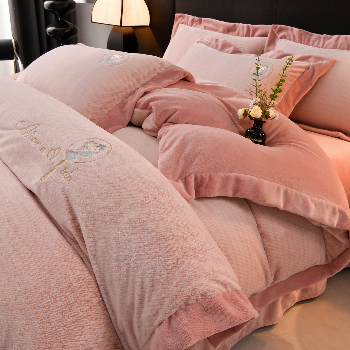 91家纺网 家纺一手货源 找家纺 柔享家（原芷澜家纺） 2025新款A类高克重全消光水貂绒刺绣四件套系列-居里夫人 居里夫人-豆沙粉