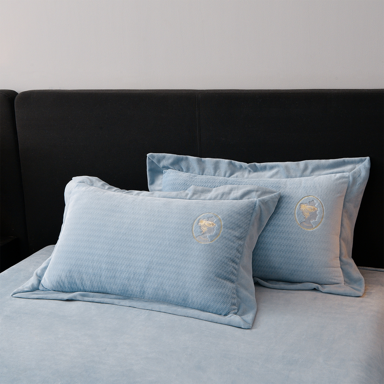 91家纺网 家纺一手货源 找家纺 柔享家（原芷澜家纺） 2025新款A类高克重全消光水貂绒刺绣四件套系列-居里夫人 居里夫人-天空蓝