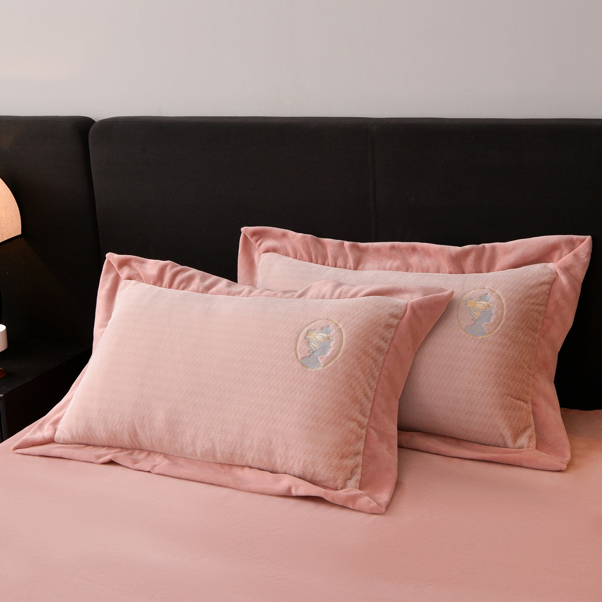 91家纺网 家纺一手货源 找家纺 柔享家（原芷澜家纺） 2025新款A类高克重全消光水貂绒刺绣四件套系列-居里夫人 居里夫人-豆沙粉