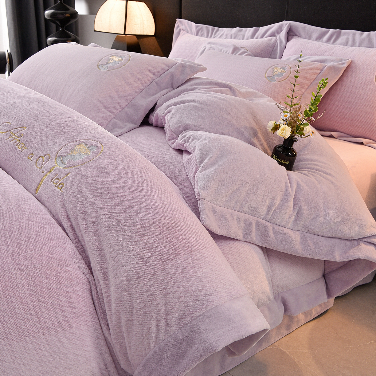 91家纺网 家纺一手货源 找家纺 柔享家（原芷澜家纺） 2025新款A类高克重全消光水貂绒刺绣四件套系列-居里夫人 居里夫人-香芋紫