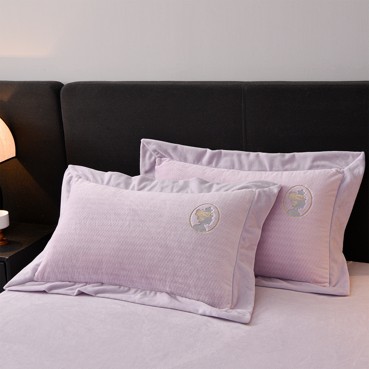 91家纺网 家纺一手货源 找家纺 柔享家（原芷澜家纺） 2025新款A类高克重全消光水貂绒刺绣四件套系列-居里夫人 居里夫人-香芋紫