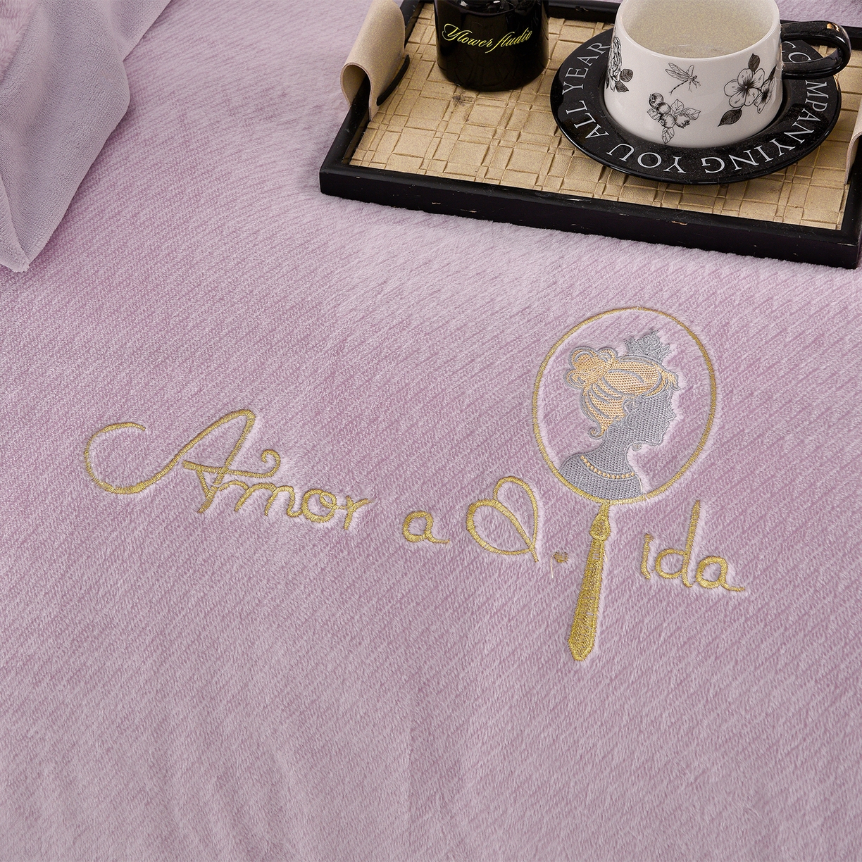 91家纺网 家纺一手货源 找家纺 柔享家（原芷澜家纺） 2025新款A类高克重全消光水貂绒刺绣四件套系列-居里夫人 居里夫人-香芋紫