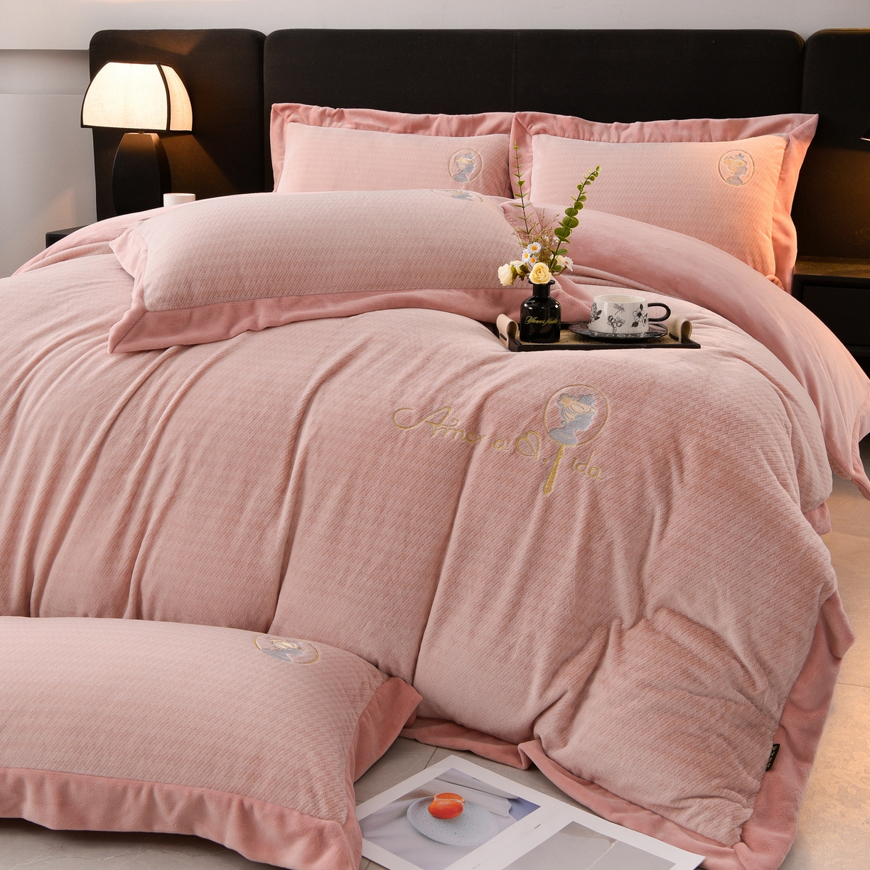 91家纺网 家纺一手货源 找家纺 柔享家（原芷澜家纺） 2025新款A类高克重全消光水貂绒刺绣四件套系列-居里夫人 居里夫人-豆沙粉