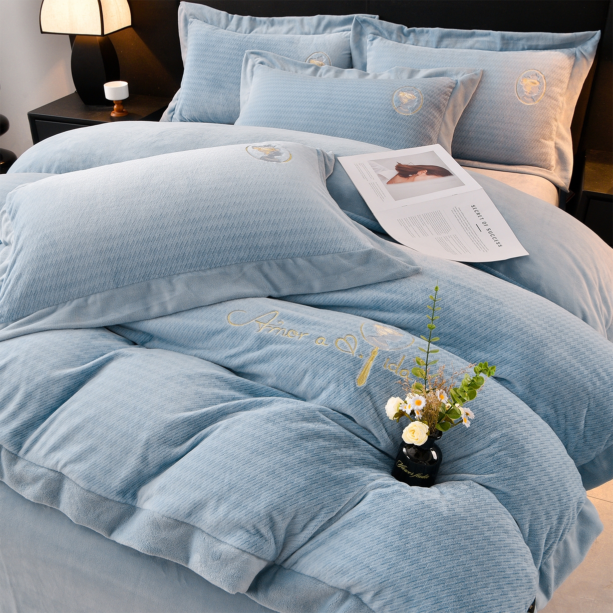 91家纺网 家纺一手货源 找家纺 柔享家（原芷澜家纺） 2025新款A类高克重全消光水貂绒刺绣四件套系列-居里夫人 居里夫人-天空蓝