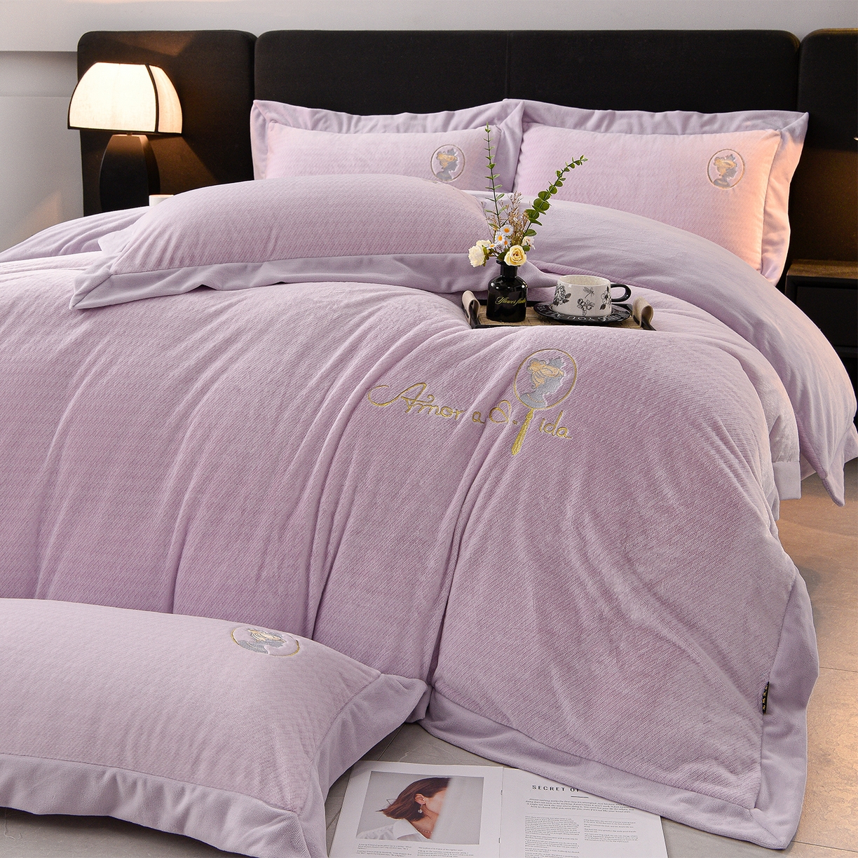 91家纺网 家纺一手货源 找家纺 柔享家（原芷澜家纺） 2025新款A类高克重全消光水貂绒刺绣四件套系列-居里夫人 居里夫人-香芋紫