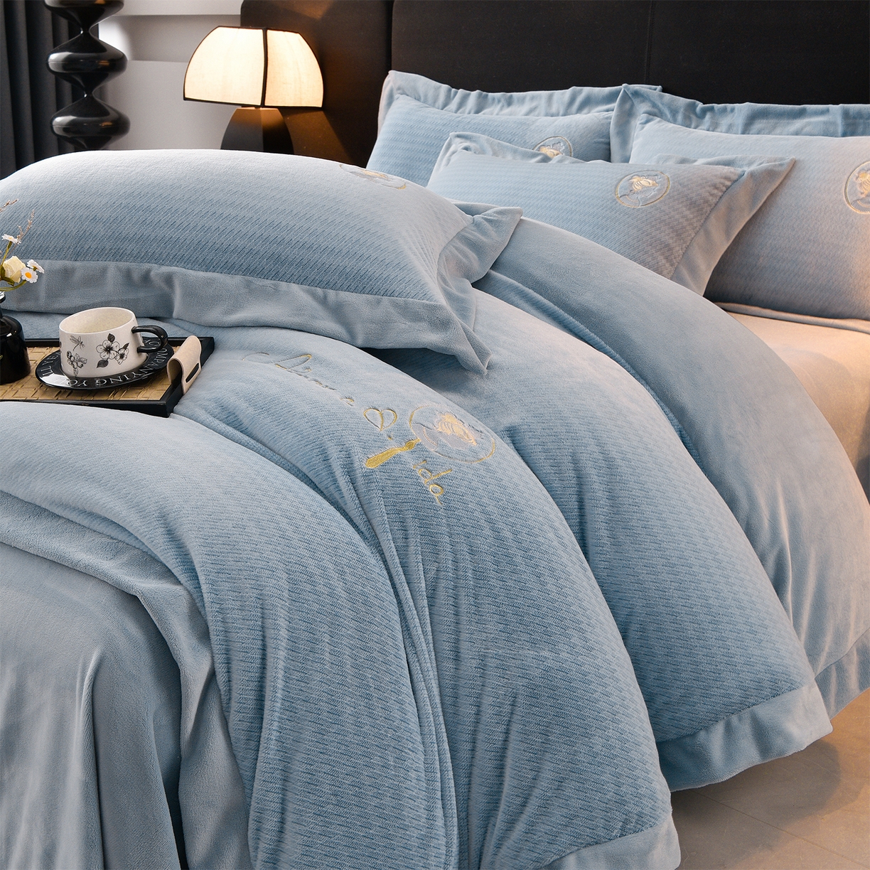 91家纺网 家纺一手货源 找家纺 柔享家（原芷澜家纺） 2025新款A类高克重全消光水貂绒刺绣四件套系列-居里夫人 居里夫人-天空蓝