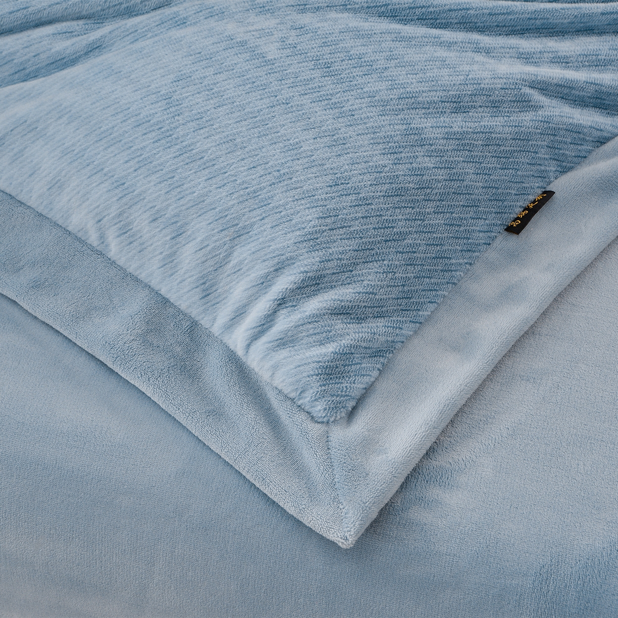 91家纺网 家纺一手货源 找家纺 柔享家（原芷澜家纺） 2025新款A类高克重全消光水貂绒刺绣四件套系列-居里夫人 居里夫人-天空蓝