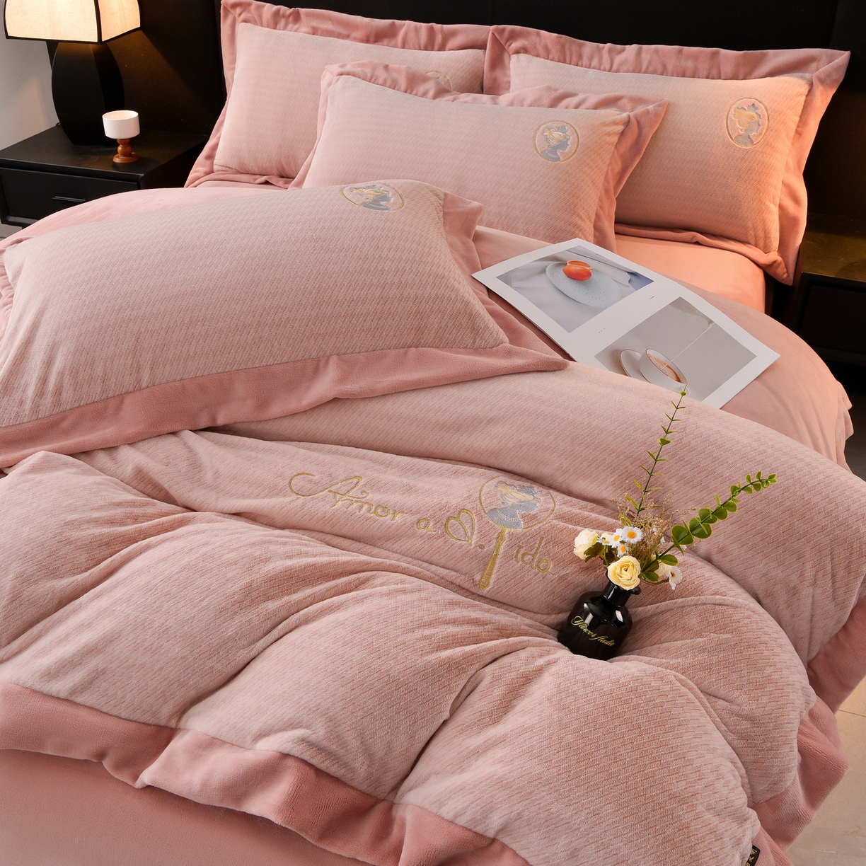 91家纺网 家纺一手货源 找家纺 柔享家（原芷澜家纺） 2025新款A类高克重全消光水貂绒刺绣四件套系列-居里夫人 居里夫人-豆沙粉