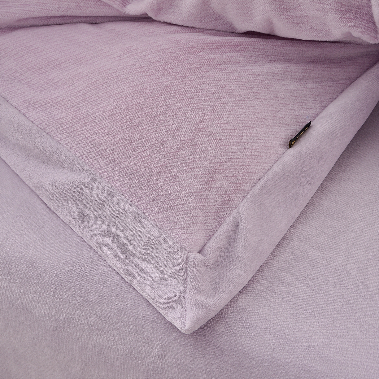 91家纺网 家纺一手货源 找家纺 柔享家（原芷澜家纺） 2025新款A类高克重全消光水貂绒刺绣四件套系列-居里夫人 居里夫人-香芋紫