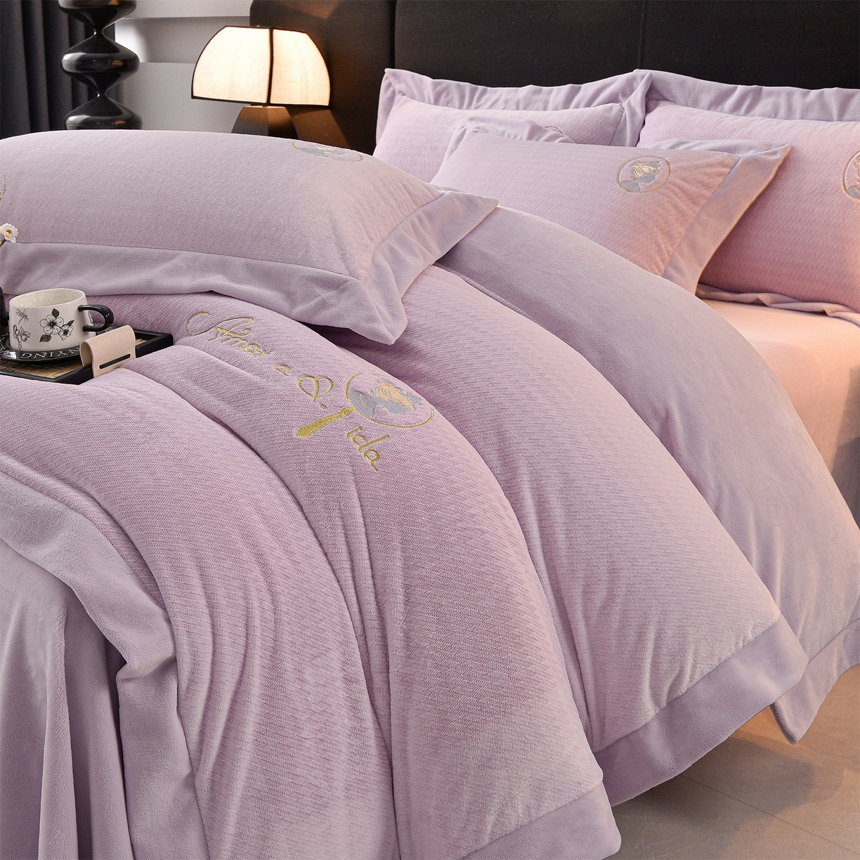 91家纺网 家纺一手货源 找家纺 柔享家（原芷澜家纺） 2025新款A类高克重全消光水貂绒刺绣四件套系列-居里夫人 居里夫人-香芋紫